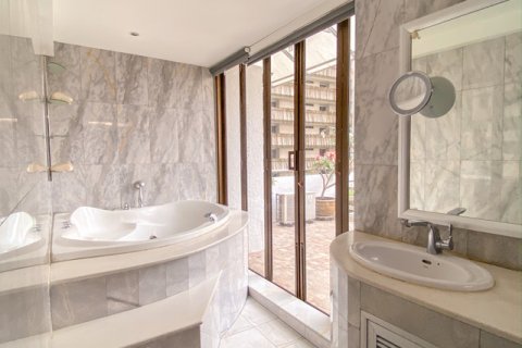 Condo in Bangkok, Thailand, 2 bedrooms  № 143761 - photo 13