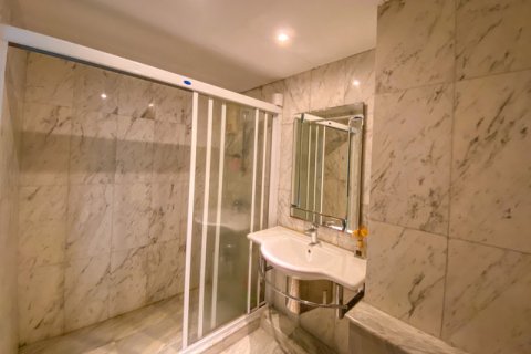 Condo in Bangkok, Thailand, 2 bedrooms  № 143761 - photo 9