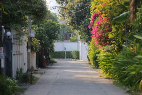 Дом в Бангкоке, Таиланд с 4 спальнями  № 143758 - фото 1