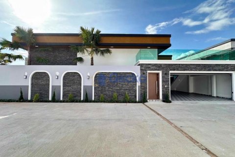 House in Pattaya, Thailand 4 bedrooms № 196090 - photo 2