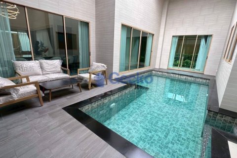House in Pattaya, Thailand 4 bedrooms № 196090
