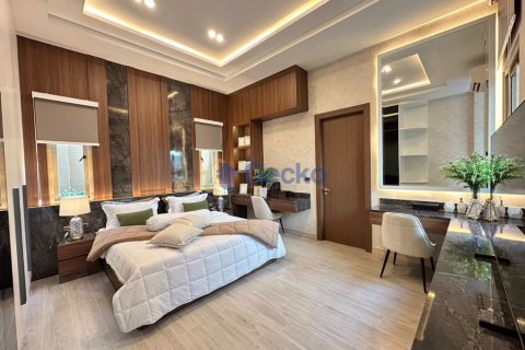 House in Pattaya, Thailand 4 bedrooms № 196090 - photo 8