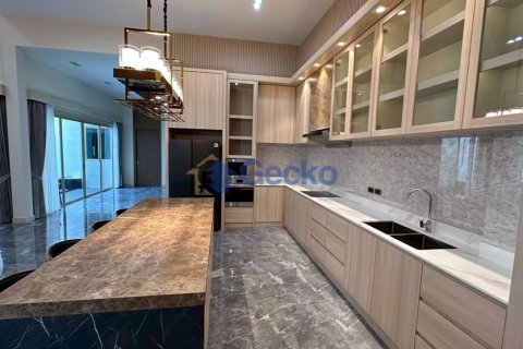 House in Pattaya, Thailand 4 bedrooms № 196090 - photo 15
