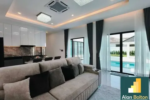 Casa de 4 dormitorios en Pattaya, Tailandia № 210743 - foto 2