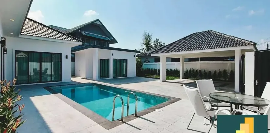 Casa de 4 dormitorios en Pattaya, Tailandia № 210743