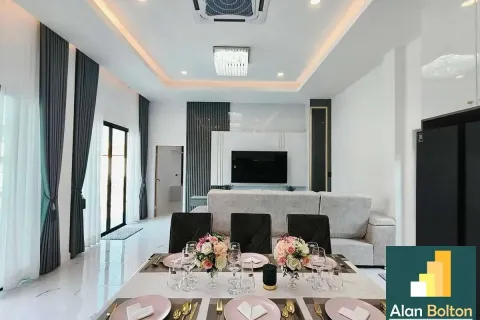 Casa de 4 dormitorios en Pattaya, Tailandia № 210743 - foto 5