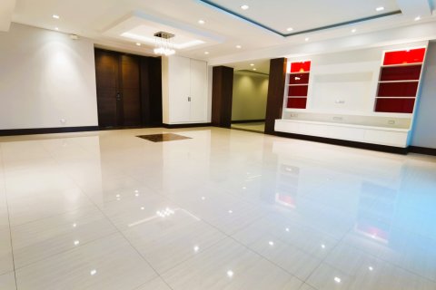 Condo in Bangkok, Thailand, 4 bedrooms  № 180971 - photo 3