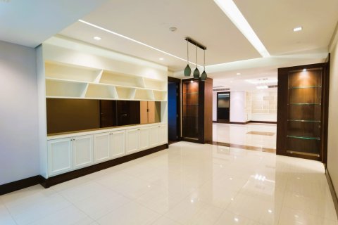 Condo in Bangkok, Thailand, 4 bedrooms  № 180971 - photo 5