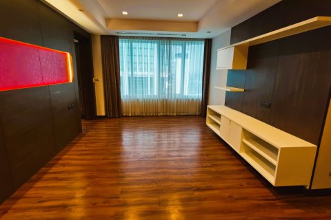 Condo in Bangkok, Thailand, 4 bedrooms  № 180971 - photo 23