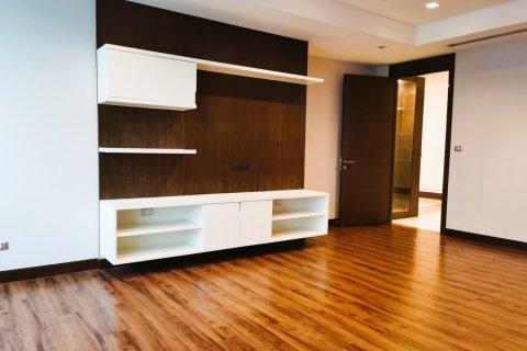 Condo in Bangkok, Thailand, 4 bedrooms  № 180971 - photo 15