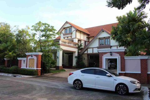 House in Bangkok, Thailand 6 bedrooms № 180968