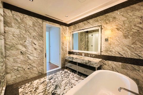 Condo in Bangkok, Thailand, 2 bedrooms  № 180969 - photo 15