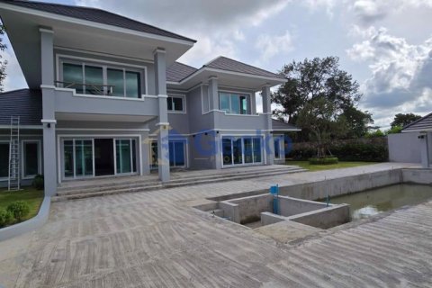 House in Pattaya, Thailand 6 bedrooms № 196351 - photo 20