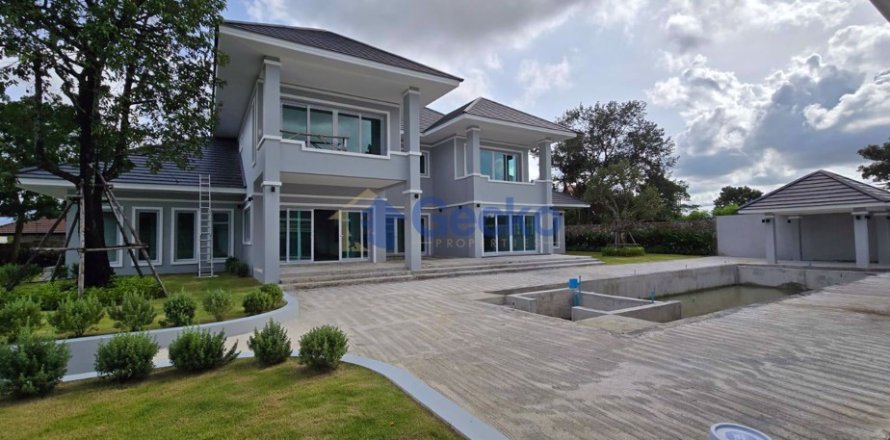 House in Pattaya, Thailand 6 bedrooms № 196351