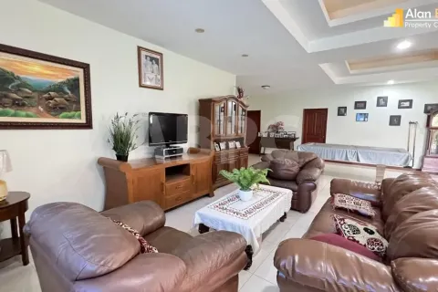 Casa de 3 dormitorios en Pattaya, Tailandia № 212059 - foto 7