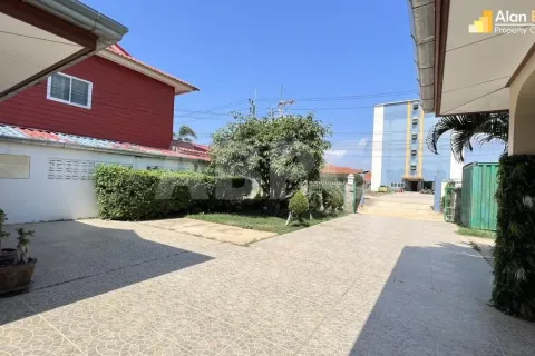 Casa de 3 dormitorios en Pattaya, Tailandia № 212059 - foto 4
