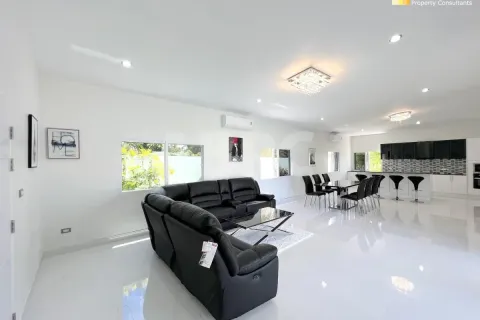 Casa de 3 dormitorios en Pattaya, Tailandia № 212062 - foto 5
