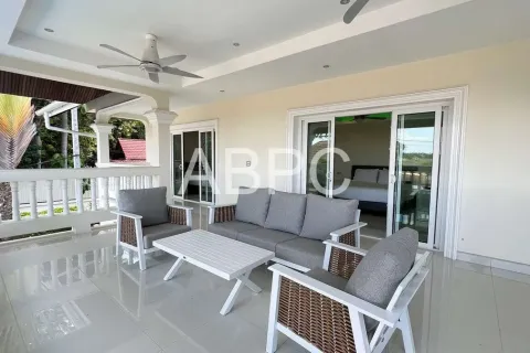 Casa de 4 dormitorios en Pattaya, Tailandia № 212061 - foto 12