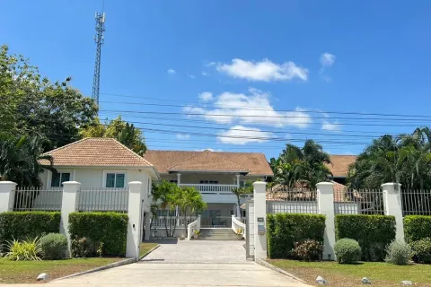 Casa de 4 dormitorios en Pattaya, Tailandia № 212061 - foto 16
