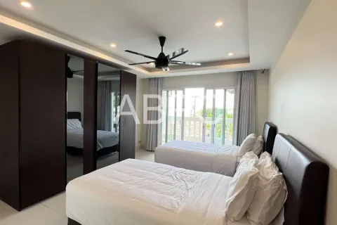 Casa de 4 dormitorios en Pattaya, Tailandia № 212061 - foto 3