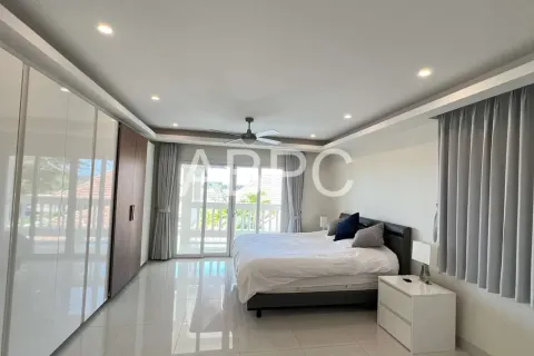 Casa de 4 dormitorios en Pattaya, Tailandia № 212061 - foto 11