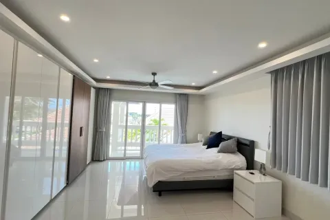 Casa de 4 dormitorios en Pattaya, Tailandia № 212061 - foto 23