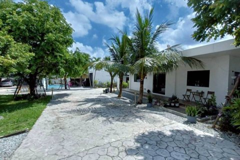 Villa in Bang Lamung, Thailand 5 bedrooms № 154513 - photo 1