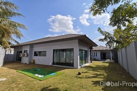 House in Pattaya, Thailand 3 bedrooms № 146568 - photo 4