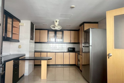 Apartment in Bangkok, Thailand 3 bedrooms № 190232 - photo 11