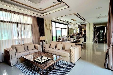 Вилла в Бангкоке, Таиланд с 5 спальнями  № 134005 - фото 1