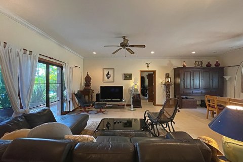 Villa in Hua Hin, Thailand 4 bedrooms № 168720 - photo 2