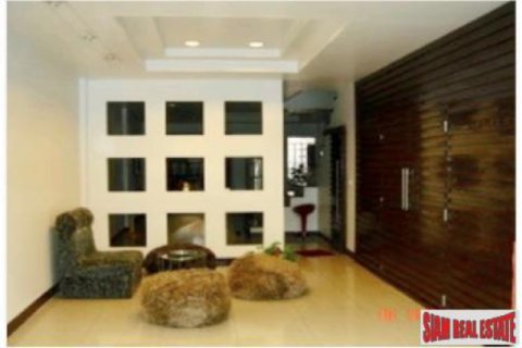Townhouse in Bangkok, Thailand 4 bedrooms № 192896 - photo 4