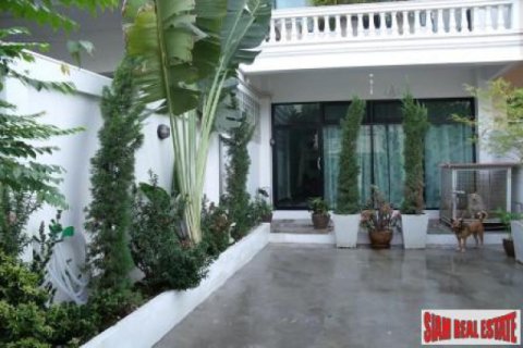 Townhouse in Bangkok, Thailand 4 bedrooms № 192896