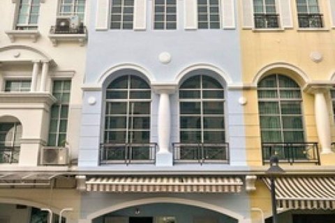 Таунхаус в Бангкоке, Таиланд с 4 спальнями  № 115122 - фото 1