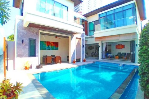 House in Pattaya, Thailand 5 bedrooms № 223104