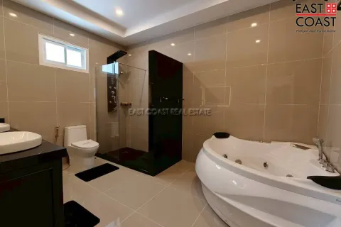 Casa de 5 dormitorios en Pattaya, Tailandia № 212684 - foto 11