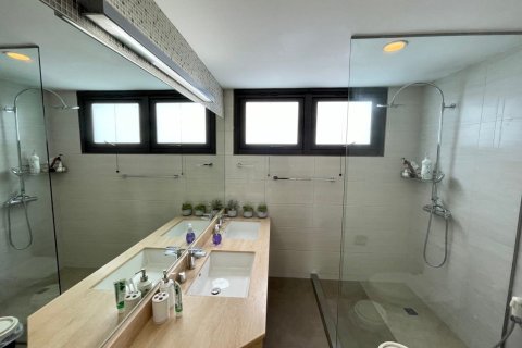 Condo in Bangkok, Thailand, 3 bedrooms  № 157478 - photo 12