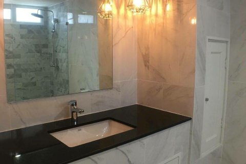 Condo in Bangkok, Thailand, 3 bedrooms  № 157479 - photo 6