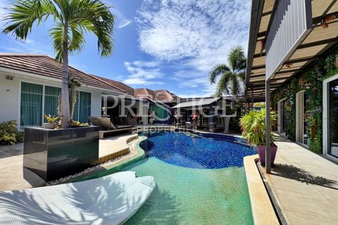 Casa de 5 dormitorios en Pattaya, Tailandia № 233236