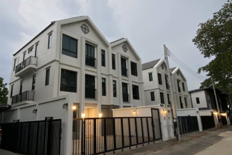 Villa in Chiang Mai, Thailand 4 bedrooms № 136194 - photo 1