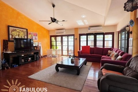 Villa in Kathu, Thailand 4 bedrooms № 179339 - photo 2