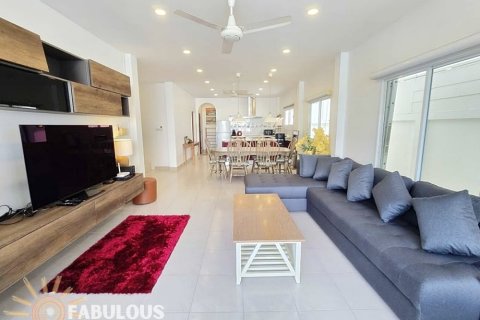 Villa in Kathu, Thailand 4 bedrooms № 179338 - photo 2
