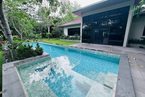 Chalet de 4 dormitorios en Pattaya, Tailandia № 220572