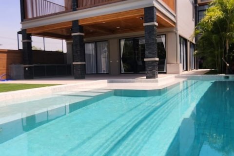 Chalet de 4 dormitorios en Pattaya, Tailandia № 220571