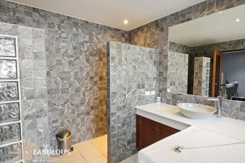 Villa in Kathu, Thailand 4 bedrooms № 179751 - photo 14