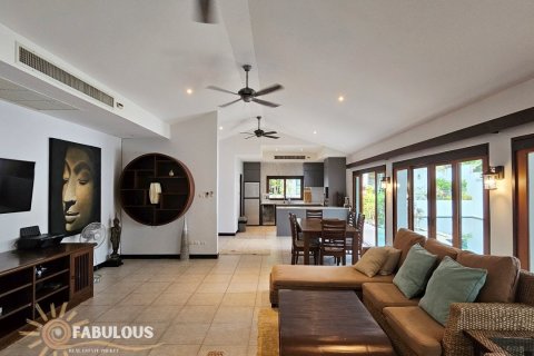Villa in Kathu, Thailand 4 bedrooms № 179751 - photo 3