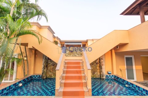 House in Pattaya, Thailand 4 bedrooms № 196700 - photo 2