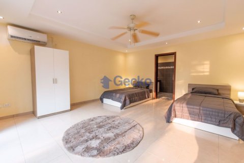 House in Pattaya, Thailand 4 bedrooms № 196700 - photo 4