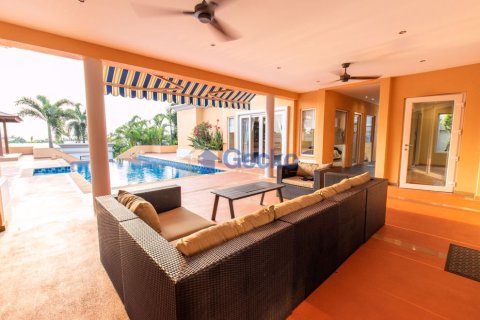 House in Pattaya, Thailand 4 bedrooms № 196700 - photo 12