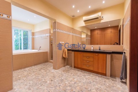 House in Pattaya, Thailand 4 bedrooms № 196700 - photo 27